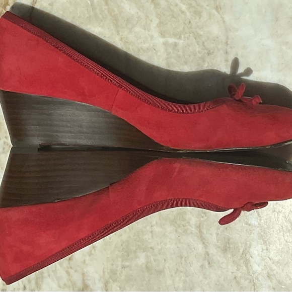 TORY BURCH Red Suede w/TT logo on ties. Wedge Size 8 - Picture 6 of 8